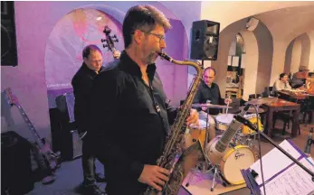  ?? FOTO: HARALD RRUPPERT ?? Arpi Ketterl, Florian Loebermann und Patrick Manzecchi (von links) brauchen beim Donnerstag­sjazz keine Aufwärmpha­se.