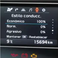  ??  ?? No va más... Una vez terminada la prueba y repostado de nuevo hasta rebosar, al Niro aún le quedaban unos 2 litros de gasolina entre depósito y circuito de retorno. El indicador de autonomía no se adaptó al reto de Coche Actual, de cuatro dígitos, se...