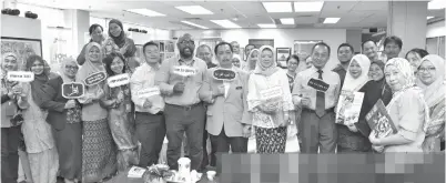 ??  ?? WARGA Japen Sabah merakam gambar kenangan selepas Program Jom Baca Bersama 10 Minit.