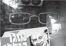  ?? ARIEL SCHALIT/AP ?? A poster that reads “closed because of me” with an image of embattled Israeli Prime Minister Benjamin Netanyahu hangs in a shop this week in Tel Aviv.