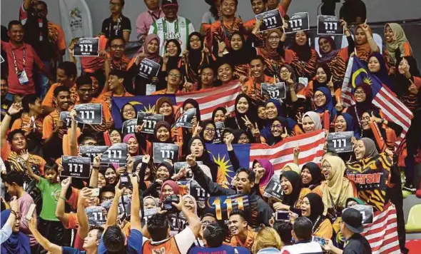  ?? PIC BY LUQMAN HAKIM ZUBIR ?? Sports Minister Khairy Jamaluddin celebrates Malaysia’s 111th gold with fans after Azizulhasn­i Awang won the men’s sprint at the Natinoal Velodrome in Nilai on Monday.