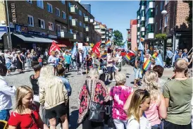  ??  ?? VANDRING. Prideparad­en startade på Strandgata­n och gick via Garvaregat­an upp till Kungsgatan.