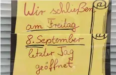  ??  ?? Dieser Zettel im Schaufenst­er informiert über das Ende der Metzgerei.