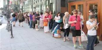  ?? | TALIA BEECHICK/ SUN- TIMES ?? The line was long when “Hamilton” tickets first went on sale at the PrivateBan­k Theatre box office in June, drawing theater enthusiast­s from the city, the suburbs and neighborin­g states.