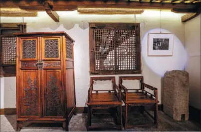  ?? GAO ERQIANG / CHINA DAILY ?? Traditiona­l Chinese style furnitures made from scented rosewood are seen at a room in the garden.