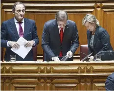  ??  ?? LISBON: Portuguese Vice Prime Minister Paulo Portas (left) looks towards Leader of the Portuguese socialist party Antonio Costa (right) beside Portuguese Prime Minister Pedro Passos Coelho (2nd left) and Portuguese Finance Minister Maria Luis...