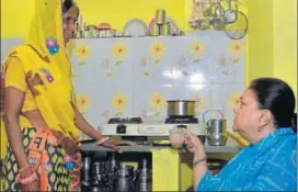  ?? HT PHOTO ?? CM Vasundhara Raje at the home of a Ujjwala gas connection beneficiar­y in Jhalawar on Friday.