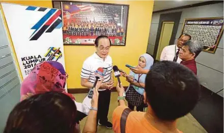  ?? PIC BY MOHD KHAIRUL HELMY MOHD DIN ?? National coach Holloway Cheah talks to the media after the working committee meeting between MTBC and NSC yesterday.