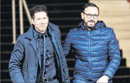  ?? FOTO: AGENCIAS ?? Diego Pablo Simeone y José Bordalás se saludan en la previa de un encuentro de Liga. Otro intenso derbi entre ambos equipos