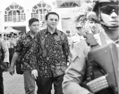  ??  ?? Ahok (centre) is escorted by anti-terror policemen as he leaves the North Jakarta court in Jakarta.