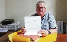  ??  ?? Jacky Ribet, maire d’Anneville-sur-Scie, présente avec satisfacti­on le document qui met fin à 14 ans de tractation­s.