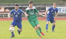  ?? RP-FOTO: NIPKO ?? Cihan Karakus (l., SC Erkelenz) kann sich durchsetze­n und bringt den Ball nach vorne. Trotzdem verloren die Erkelenzer gegen Wegberg mit 1:4.