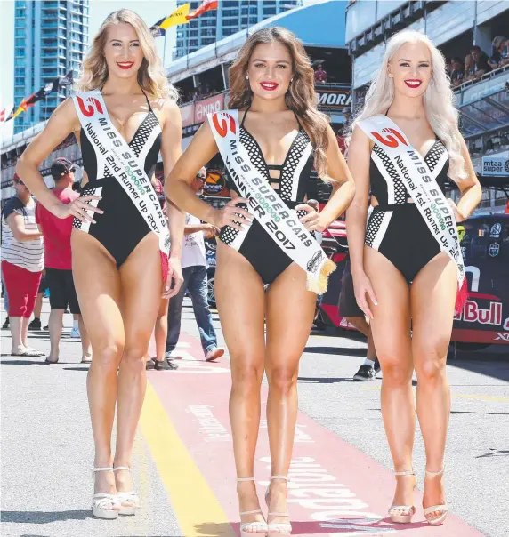  ?? Picture: GLENN HAMPSON ?? Miss Supercars winner Sophie Budack from Darwin flanked by Brisbane’s Nicole Hall (left) and Gold Coaster Michaela Arnott trackside yesterday.