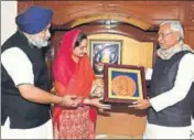  ?? PTI ?? Bihar chief minister Nitish Kumar handing over a portrait to Union minister Harsimrat Kaur Badal and former Punjab deputy CM Sukhbir Badal in Patna on Monday.