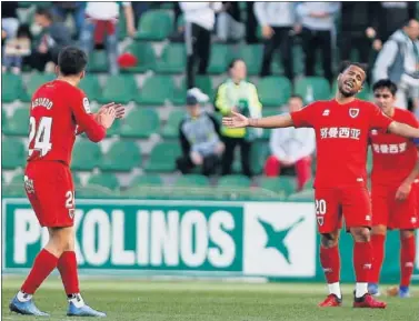  ??  ?? Los jugadores numantinos se encuentran en un momento de bloqueo.