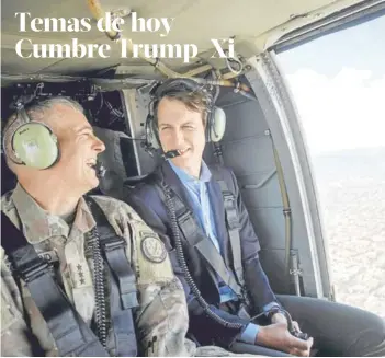  ?? FOTO: REUTERS ?? ►► Jared Kushner, el yerno de Trump (derecha), durante un recorrido en helicópter­o sobre Bagdad, el lunes.