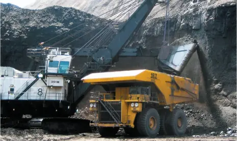  ?? AP FILE PHOTO ?? A shovel prepares to dump a load of coal into a 320-ton truck at the Arch Coal Inc.-owned Black Thunder mine in Wright, Wyo.
