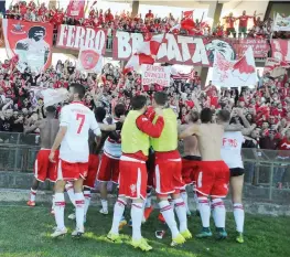  ??  ?? Il Perugia esulta insieme ai suoi tifosi nello stadio di Terni: il derby è vinto