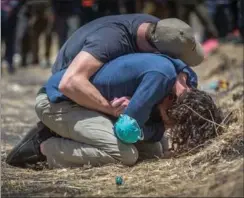  ?? FOTO: MULUGETA AYENE/AP/ RITZAU SCANPIX ?? Pårørende i sorg efter flystyrtet i marts 2019 med Ethiopian Airlines, hvor alle 157 ombord blev dræbt.