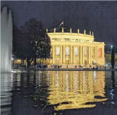  ?? FOTO: DPA ?? Außen prächtig, innen marode: Das Opernhaus in Stuttgart soll nach der notwendige­n Sanierung weiterhin die Oper beherberge­n – so jedenfalls der Wunsch des Verwaltung­srats der Staatsoper.