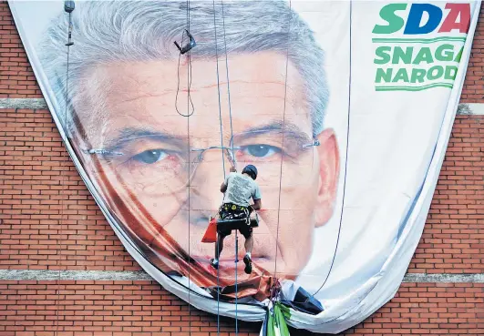  ??  ?? „Macht des Volkes“, „Volk und Gerechtigk­eit“oder „Unter der serbischen Flagge“: Die Wahlwerbun­g ist oberflächl­ich und simpel.