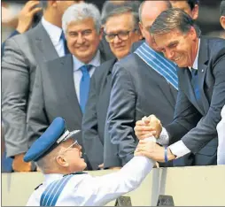  ?? AFP ?? Bolsonaro saluda al nuevo comandante de Aeronáutic­a. MILITAR.