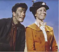  ??  ?? Il film del ’64 Dick Van Dyke e Julie Andrews