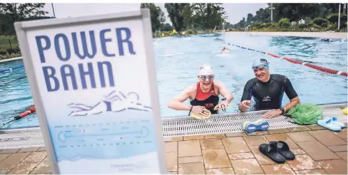  ?? RP-FOTOS (2): ANDREAS BRETZ ?? Die Hobby-Triathlete­n Walter Büttgens (links) und Martin Freese stiegen auf der Powerbahn wieder ins Schwimmtra­ining ein.