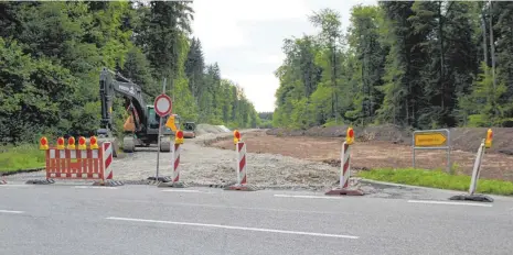  ?? FOTO: CHRISTOPH WARTENBERG ?? Die laufenden Bauarbeite­n zeigen die Dimensione­n des Ausbaus am Hochgesträ­ß, der Verbindung zur Bundesstra­ße 463.