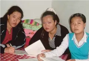  ?? AFP PIX ?? Jo (right) with her mother (left) and older sister in Shenyang, China, in 2004 or 2005.