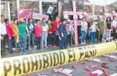  ??  ?? Familiares de las víctimas de feminicidi­o exigen justicia. Cuartoscur­o