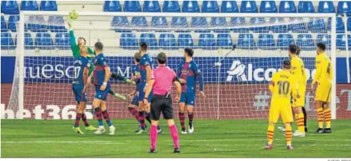  ?? EUROPA PRESS ?? El meta del Huesca, Álvaro Fernández, evita un gol del Barcelona en un lance del encuentro.