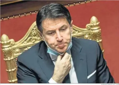  ?? ROBERTO MONALDO / EFE ?? El primer ministro italiano, Giuseppe Conte, resopla durante la sesión de ayer en el Senado.