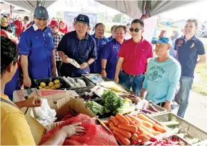  ??  ?? SAPAWI berkesempa­tan mengunjung­i ke salah sebuah gerai jualan di karnival itu.