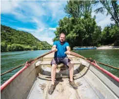  ?? Fotos: dpa/Andreas Arnold ?? 800 Meter lang, 150 Meter breit: die unbewohnte Rheininsel Heyles’en Werth bei Bacharach. Zu seinen eineinhalb Hektar Weinreben fährt Friedrich Bastian mit dem Boot.