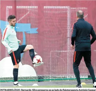  ??  ?? CONTRARREL­ÓGIO. Bernardo Silva preparou-se ao lado do fisioterap­euta António Gaspar