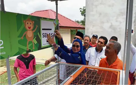  ??  ?? Waste not: SWCorp Johor director Asri Amat (right) and Halimah at the officiatin­g ceremony of the Separation­at-Source programme at Flat Sri Saujana in Taman Sri Saujana, Johor.