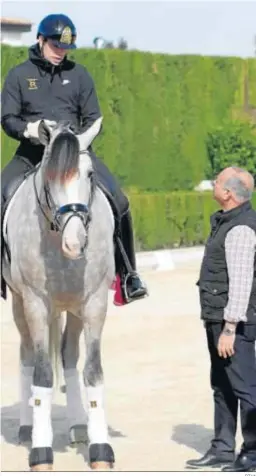  ?? RTVA ?? Juan Ramón Romero entrevista a un jinete para su programa ‘Todo Caballo’.