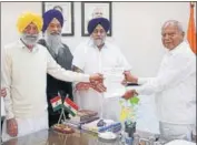  ?? HT PHOTO ?? Shiromani Akali Dal delegation led by party chief Sukhbir Badal with Punjab governor Banwarilal Purohit.