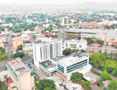  ??  ?? Vista aérea de la ciudad de San Pedro Sula adonde se observan varios hoteles.