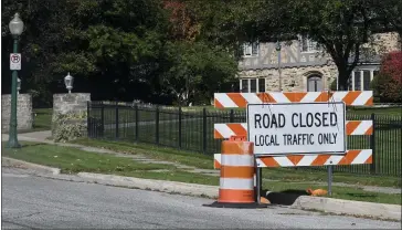  ?? MATTHEW DAE SMITH — LANSING STATE JOURNAL VIA AP, FILE ?? Barriers seen blocking traffic on Moores River Drive that leads toward the cul-de-sac near the Governor’s Mansion in Lansing in Oct. 2020.