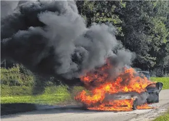  ?? FOTO: FEUERWEHR LINDAU ?? Ein Auto im Vollbrand hat die Feuerwehr neben der Lindauer Autobahn gelöscht.