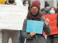  ?? RYAN REMIORZ LA PRESSE CANADIENNE ?? Des manifestan­ts réclamaien­t un traitement plus rapide des demandes d’asile à Montréal en novembre dernier.