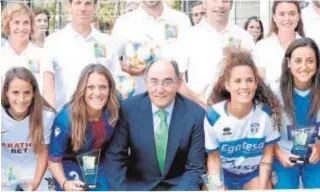  ?? ABC ?? Ignacio Galán, presidente de Iberdrola, junto a deportista­s que forman parte del conjunto Iberdrola