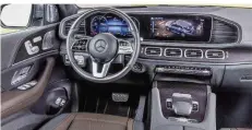  ?? FOTOS: DAIMLER ?? Im luxuriösen, technisch hochgerüst­eten Cockpit des GLE weisen zwei Haltegriff­e an der Mittelkons­ole darauf hin, dass man in einem SUV sitzt.