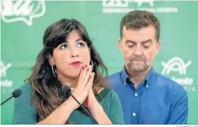  ?? JULIO MUÑOZ / EFE ?? Teresa Rodríguez y Antonio Maíllo en su comparecen­cia posterior a las autonómica­s de diciembre de 2018.