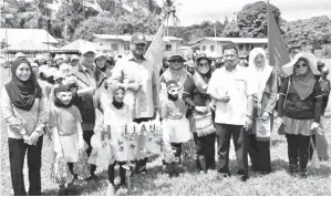  ??  ?? OSMAN bergambar bersama pasukan perbarisan. (Gambar atas)