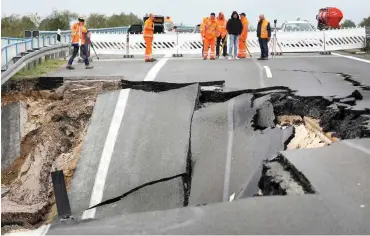  ?? Foto: dpa/Bernd Wüstneck ?? Die A20-Fahrbahn bei Tribsees in Richtung Rostock: Muss auch die Gegenricht­ung gesperrt werden?