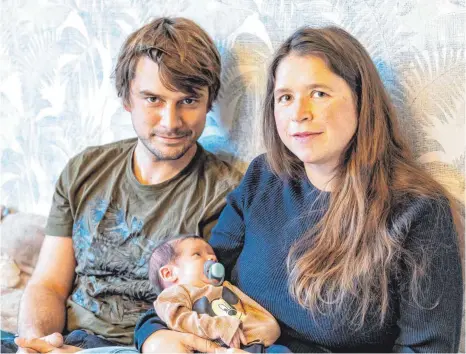  ?? FOTO: CHRISTIAN FLEMMING ?? Wirklich glücklich mit den Umständen von Fynns Geburts, die sie im Lindauer Krankenhau­s erlebt haben, sind Anna Kürn und David Hohl nicht.