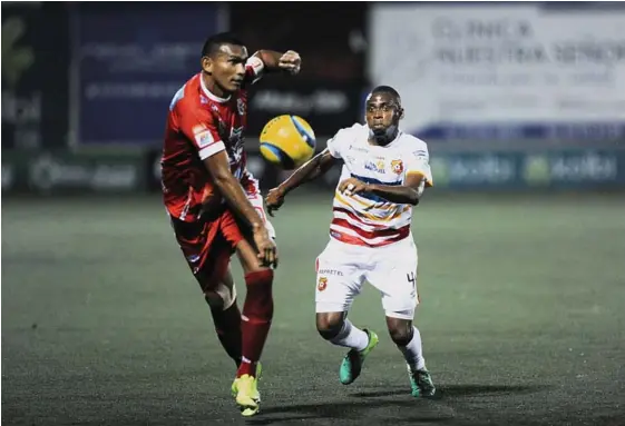  ?? RAFAEL MURILLO ?? Jhamir Ordain (der.) trata de controlar un ataque de Christiam Lagos durante el cerrado partido escenifica­do anoche en Guápiles.